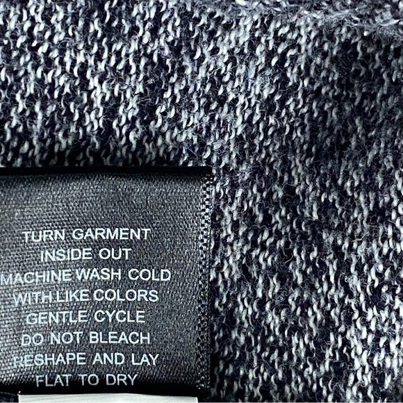 Vintage Torrid Sequin Beautiful Raglan Sleeves Crew Neckline Sweater Sz Plus 1 - Picture 6 of 7